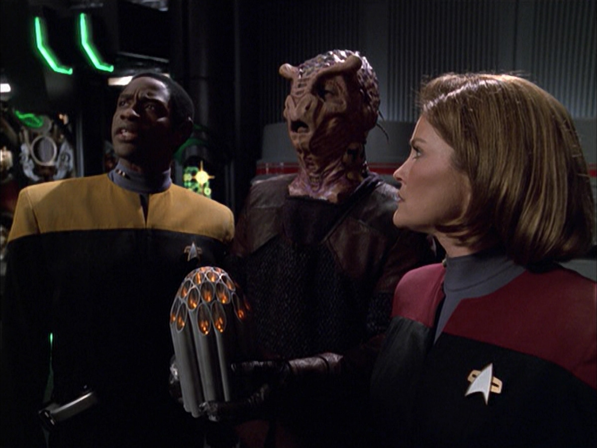 extant_StarTrek_VOY_6x01-EquinoxPart2_02325.jpg