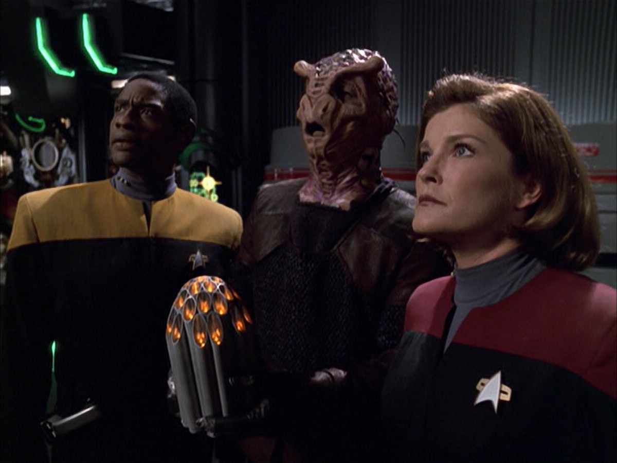 extant_StarTrek_VOY_6x01-EquinoxPart2_02326.jpg