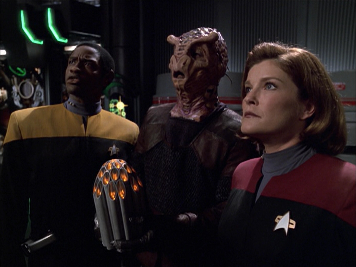 extant_StarTrek_VOY_6x01-EquinoxPart2_02327.jpg