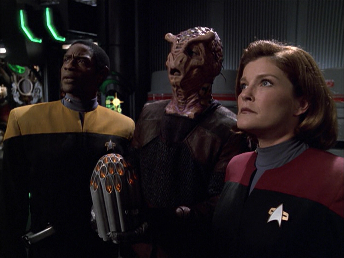 extant_StarTrek_VOY_6x01-EquinoxPart2_02328.jpg