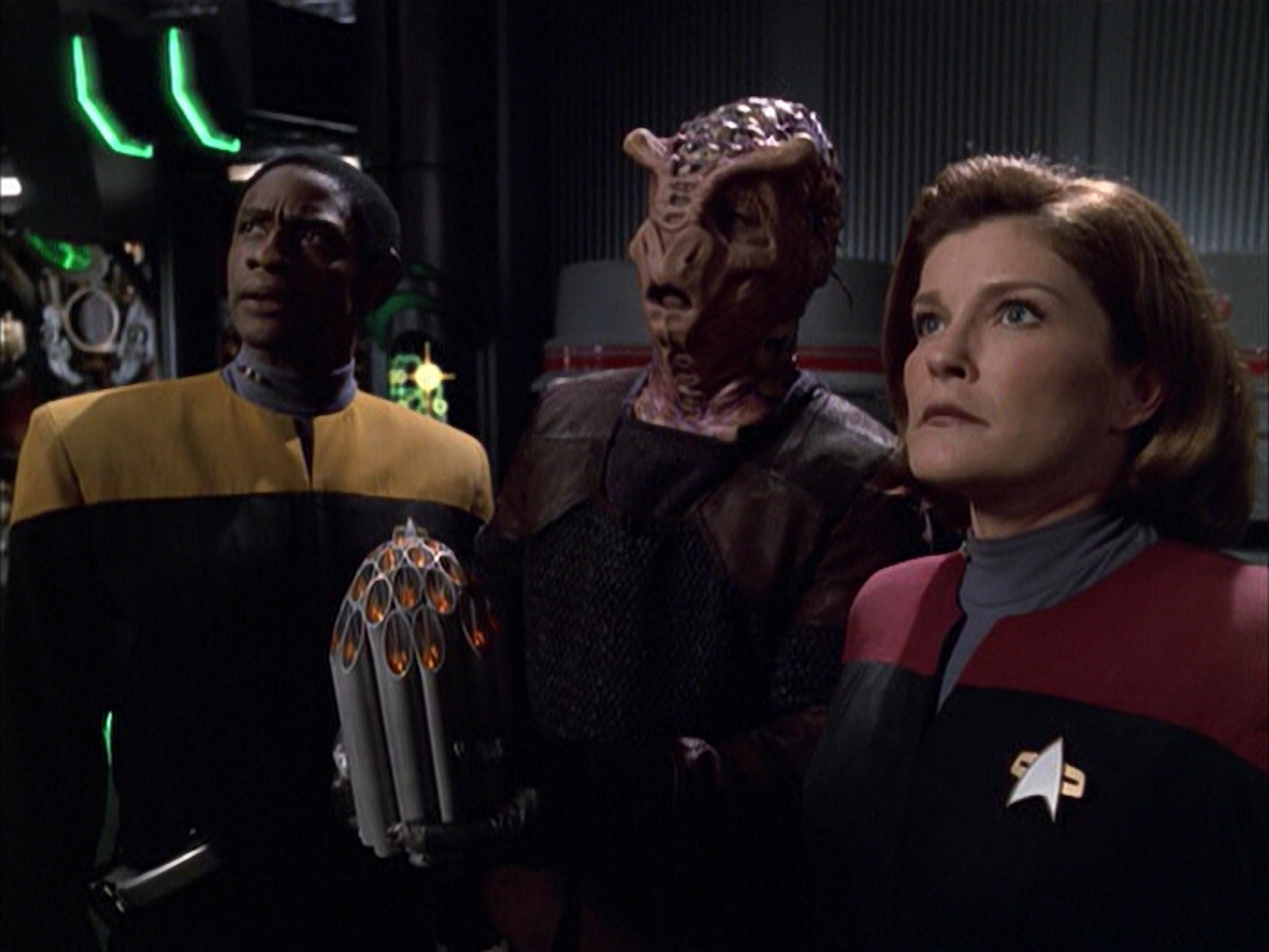 extant_StarTrek_VOY_6x01-EquinoxPart2_02331.jpg