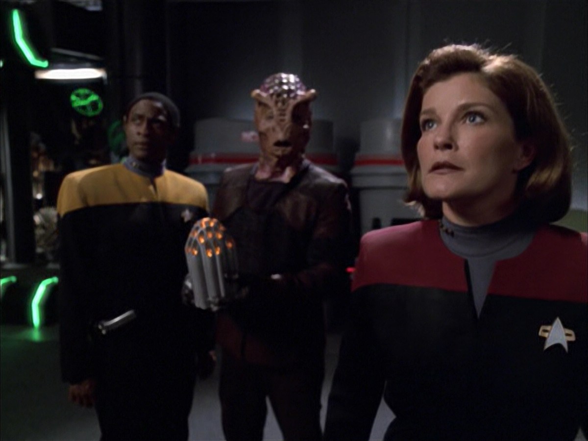extant_StarTrek_VOY_6x01-EquinoxPart2_02336.jpg