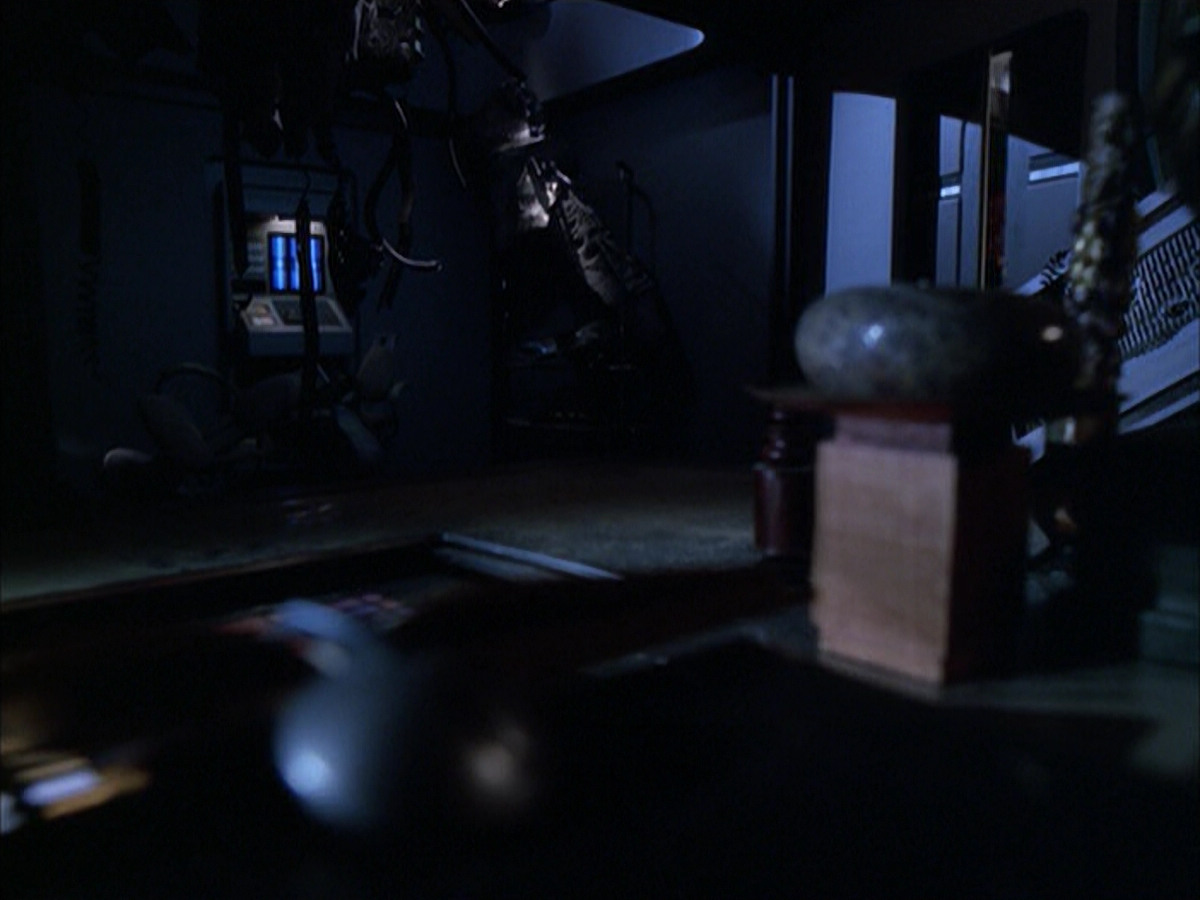 extant_StarTrek_VOY_6x01-EquinoxPart2_02513.jpg