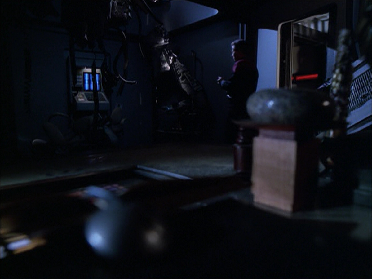 extant_StarTrek_VOY_6x01-EquinoxPart2_02516.jpg