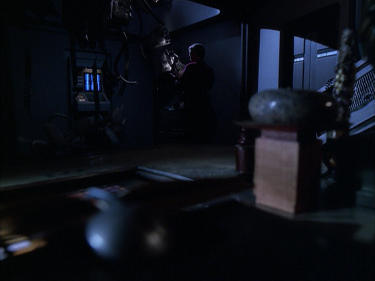 extant_StarTrek_VOY_6x01-EquinoxPart2_02520.jpg