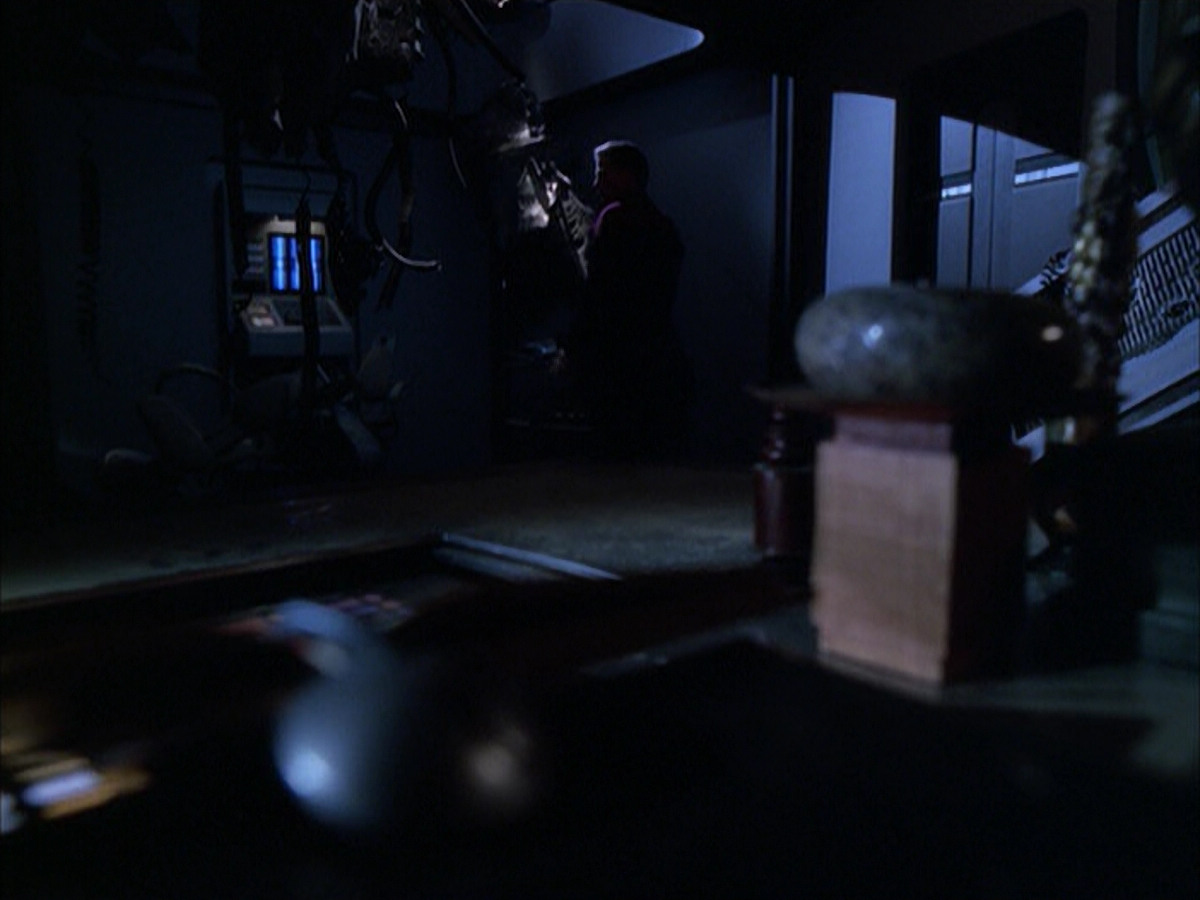 extant_StarTrek_VOY_6x01-EquinoxPart2_02522.jpg