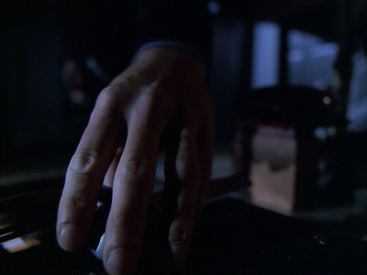 extant_StarTrek_VOY_6x01-EquinoxPart2_02532.jpg