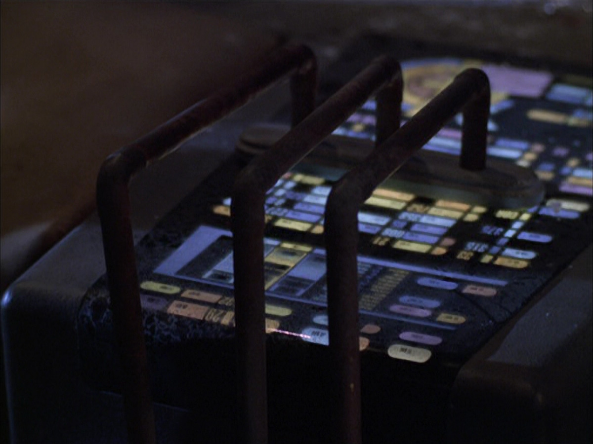 extant_StarTrek_VOY_6x01-EquinoxPart2_02992.jpg