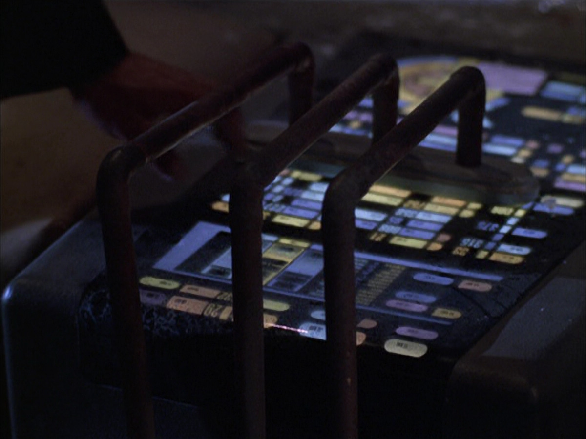 extant_StarTrek_VOY_6x01-EquinoxPart2_02994.jpg