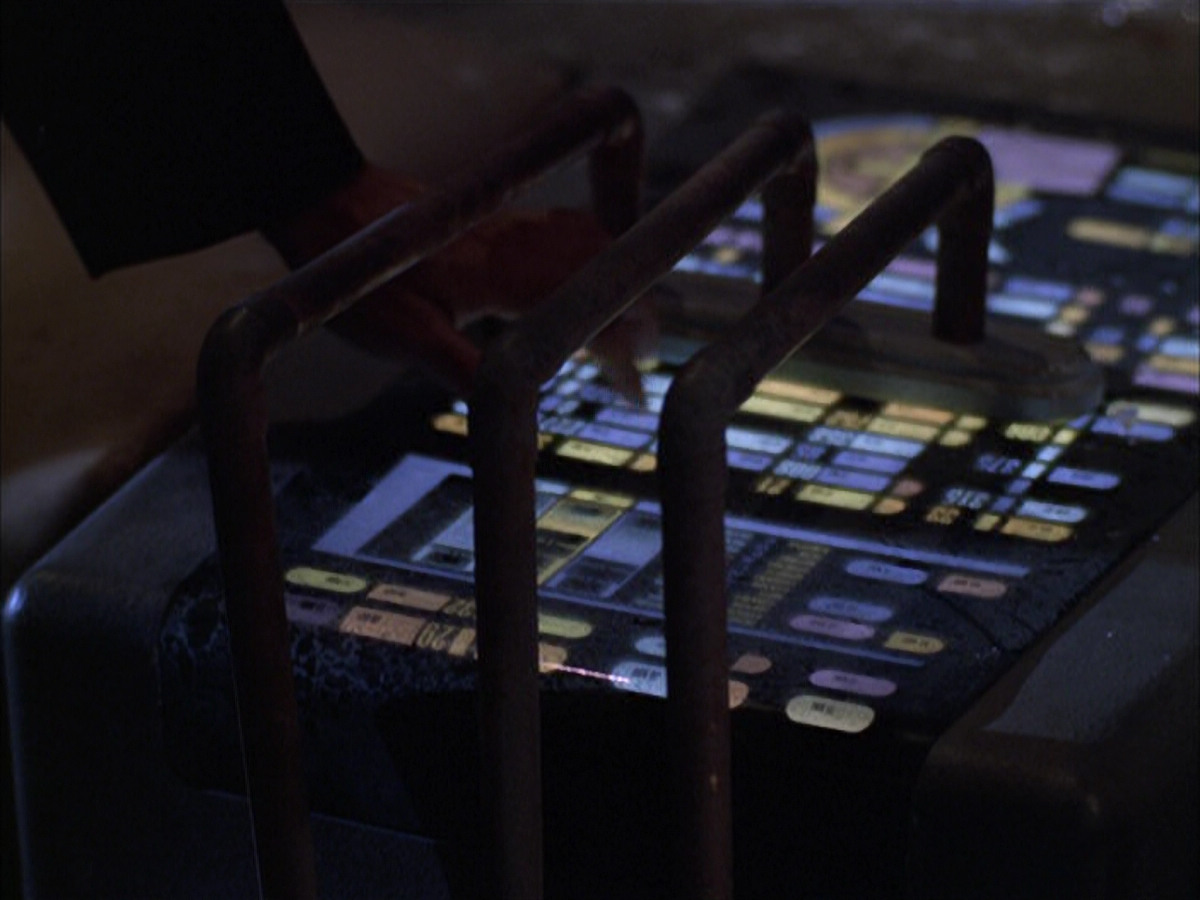 extant_StarTrek_VOY_6x01-EquinoxPart2_02995.jpg