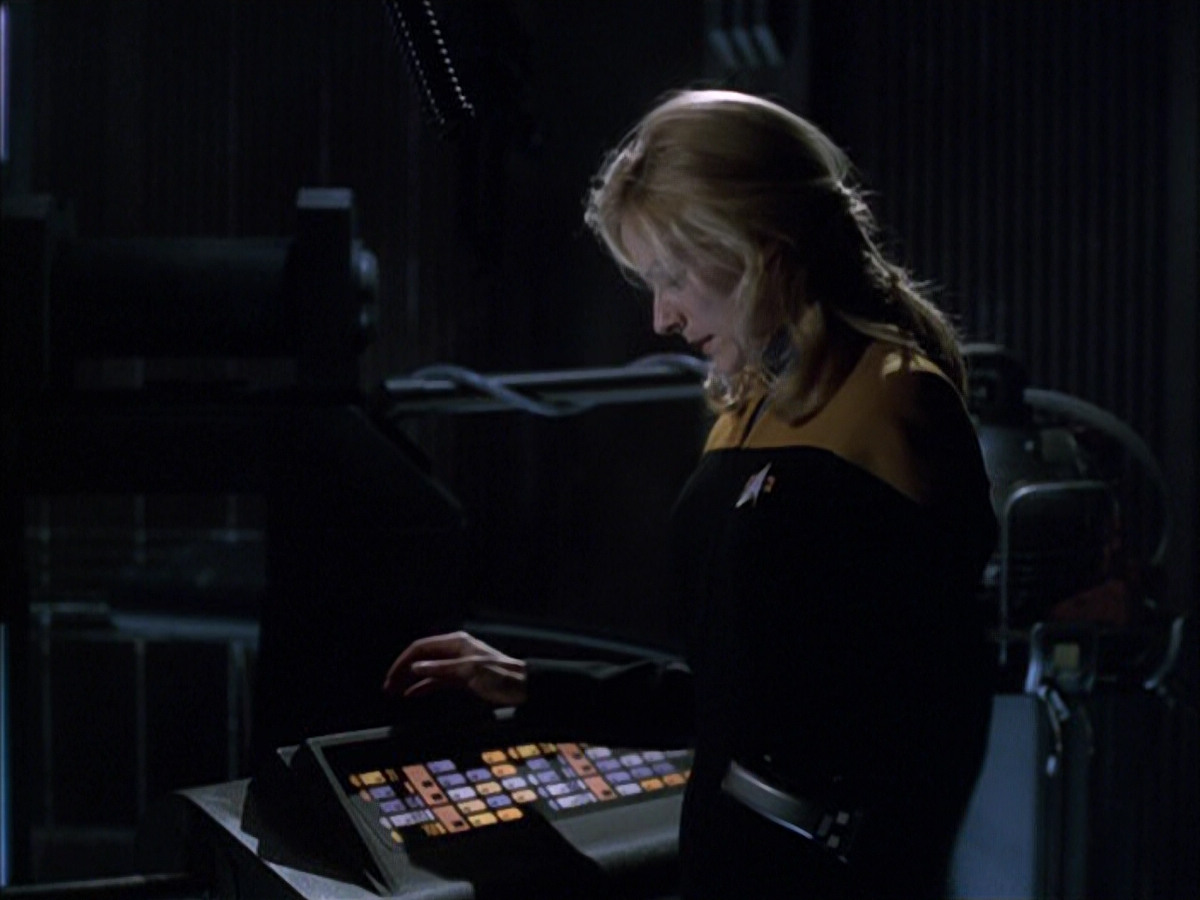 extant_StarTrek_VOY_6x01-EquinoxPart2_03017.jpg