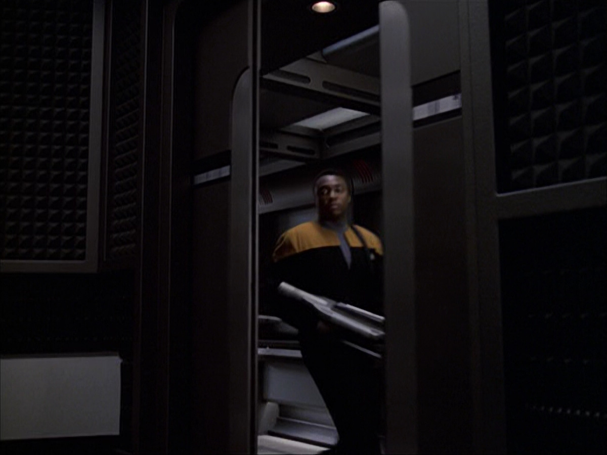 extant_StarTrek_VOY_6x01-EquinoxPart2_03023.jpg