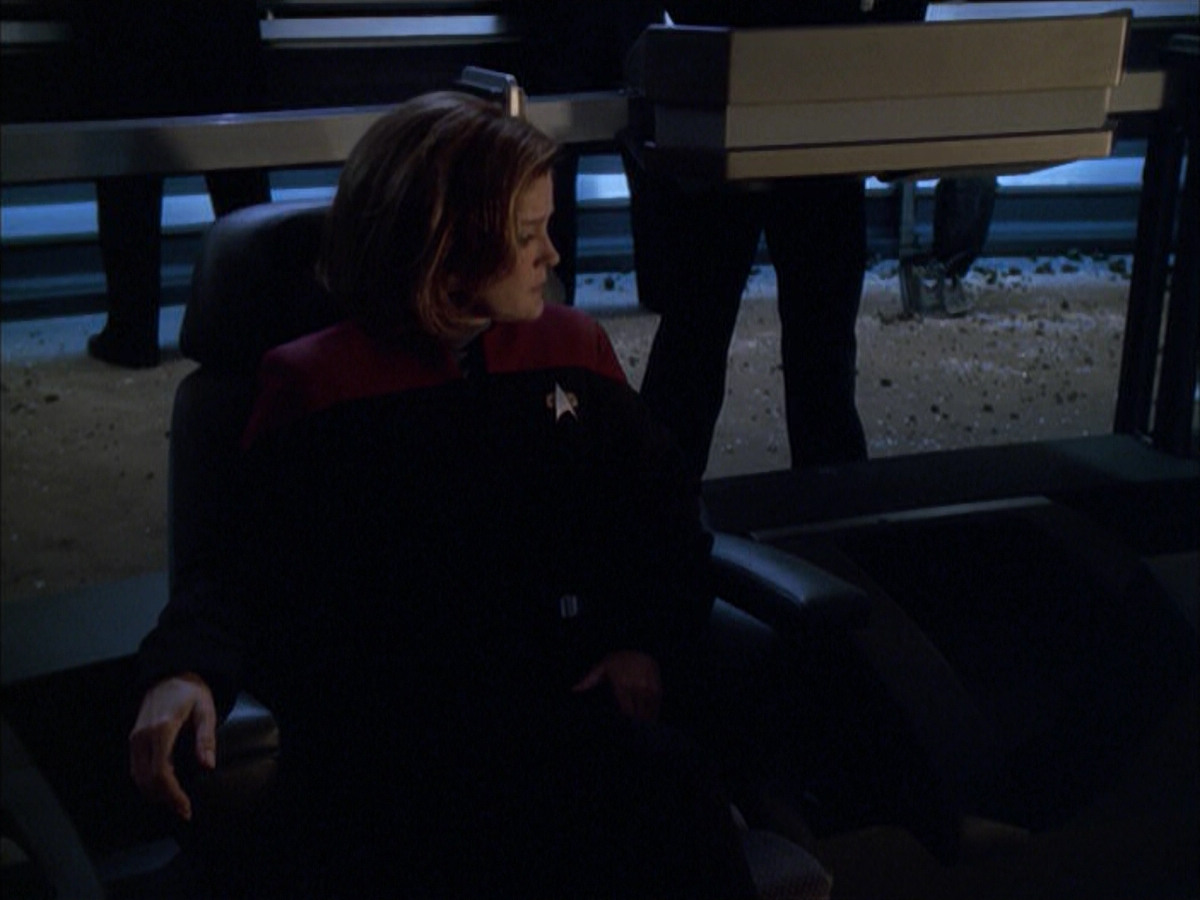 extant_StarTrek_VOY_6x01-EquinoxPart2_03161.jpg