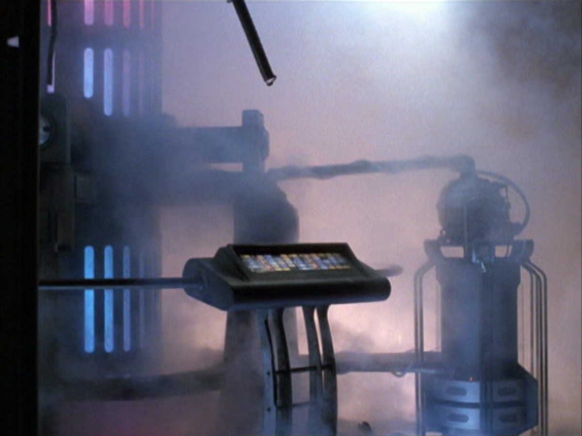 extant_StarTrek_VOY_6x01-EquinoxPart2_03219.jpg