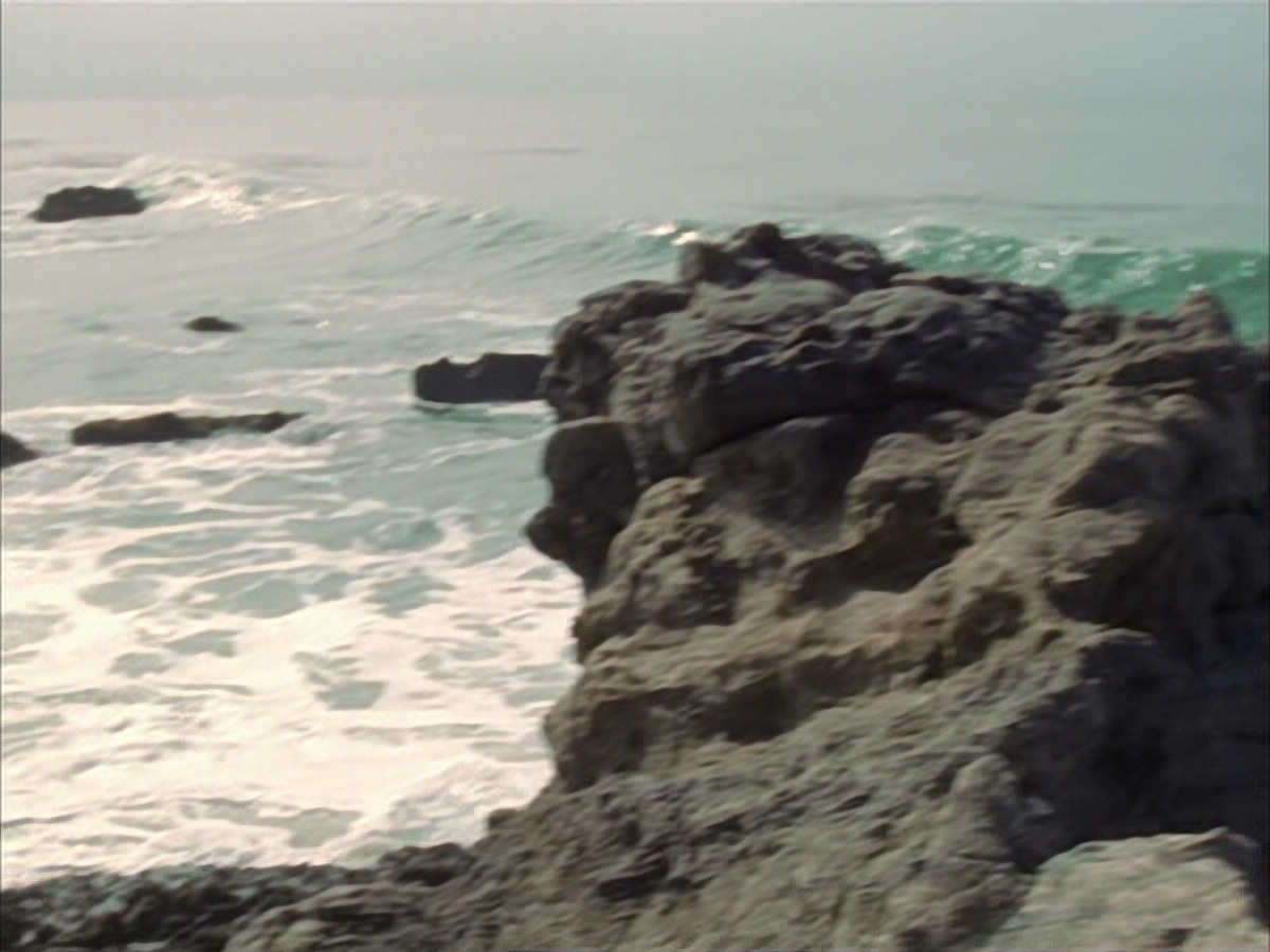 extant_StarTrek_VOY_6x01-EquinoxPart2_03243.jpg