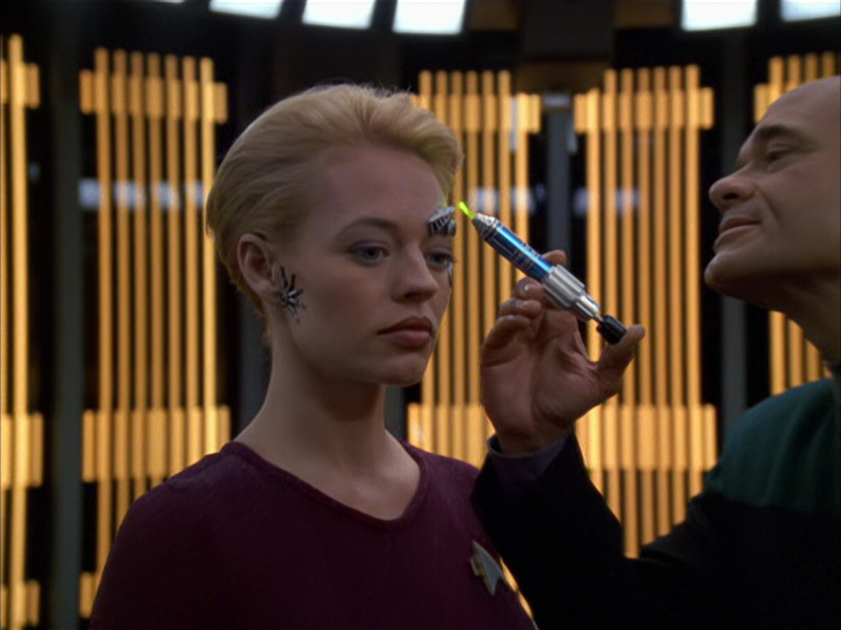 extant_StarTrek_VOY_6x01-EquinoxPart2_03318.jpg