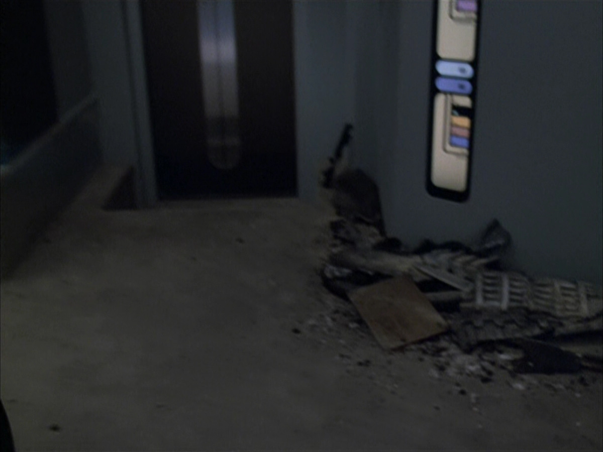 extant_StarTrek_VOY_6x01-EquinoxPart2_03583.jpg