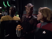 extant_StarTrek_VOY_6x01-EquinoxPart2_02268.jpg