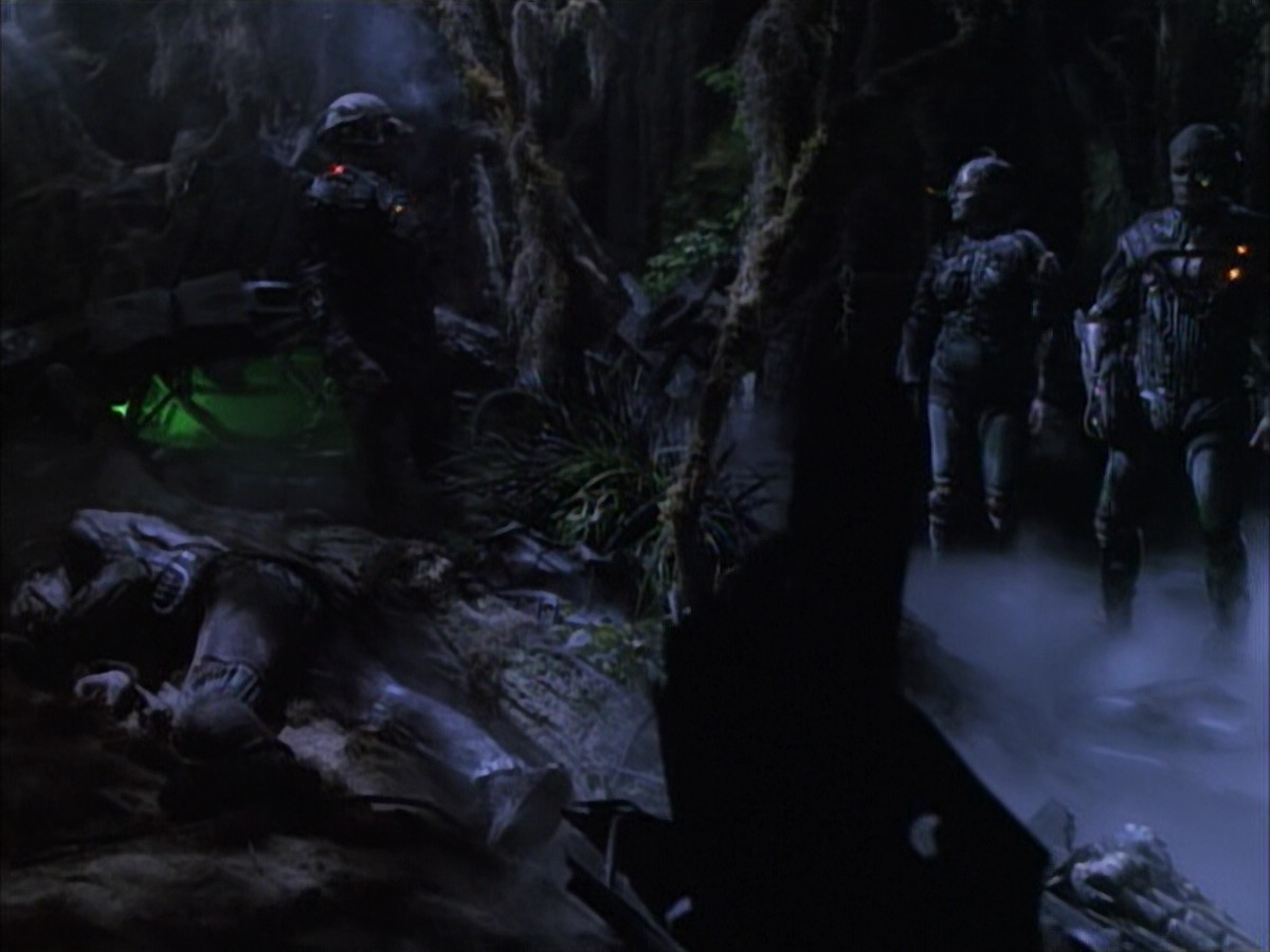 extant_StarTrek_VOY_6x02-SurvivalInstinct_00035.jpg