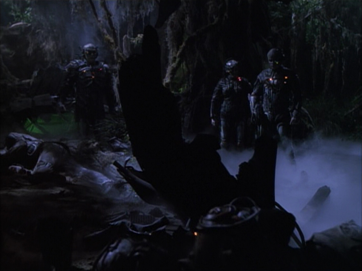 extant_StarTrek_VOY_6x02-SurvivalInstinct_00039.jpg