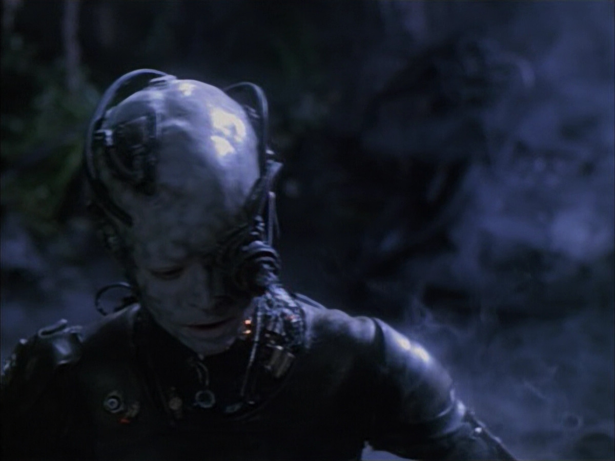 extant_StarTrek_VOY_6x02-SurvivalInstinct_00044.jpg