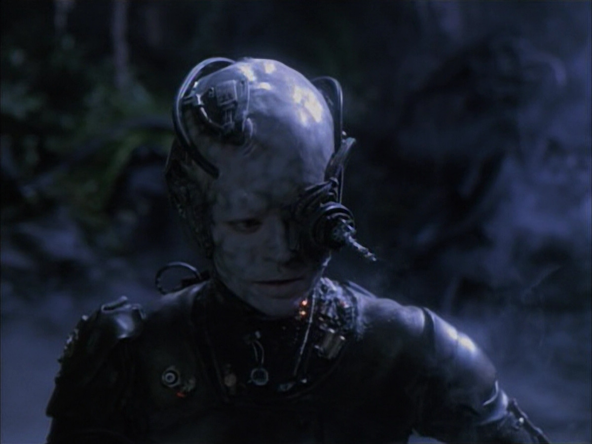 extant_StarTrek_VOY_6x02-SurvivalInstinct_00045.jpg