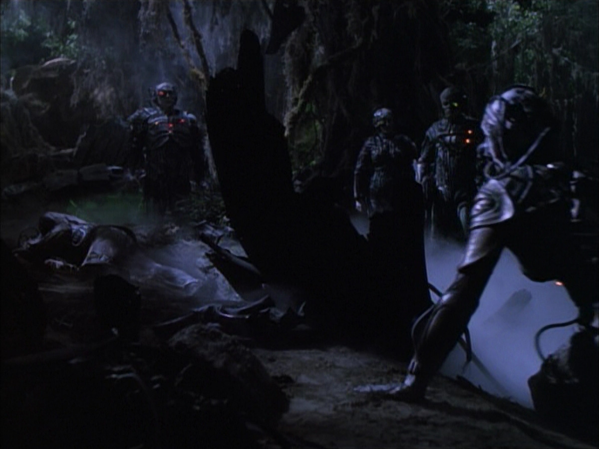 extant_StarTrek_VOY_6x02-SurvivalInstinct_00052.jpg