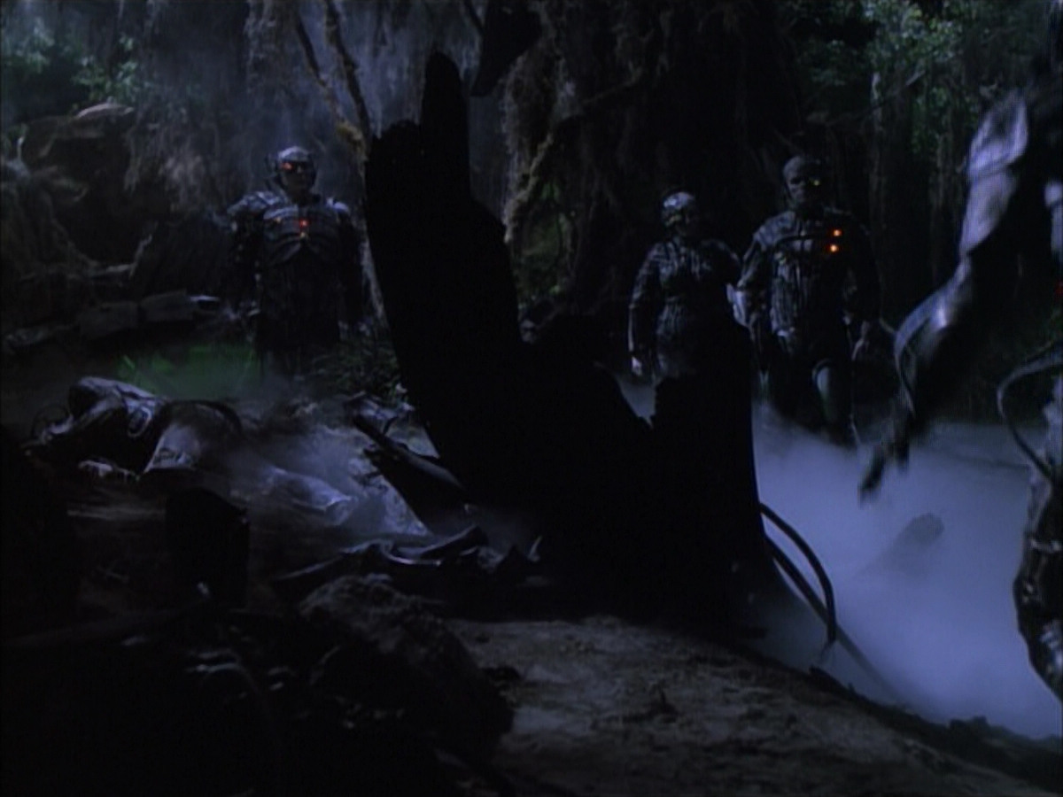 extant_StarTrek_VOY_6x02-SurvivalInstinct_00053.jpg