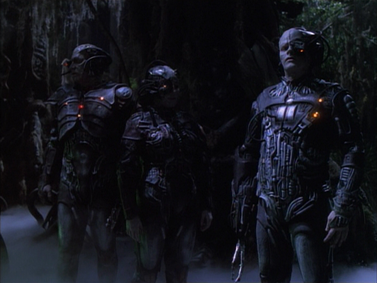 extant_StarTrek_VOY_6x02-SurvivalInstinct_00076.jpg