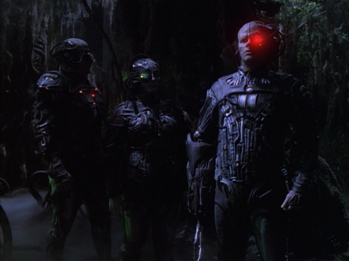 extant_StarTrek_VOY_6x02-SurvivalInstinct_00082.jpg