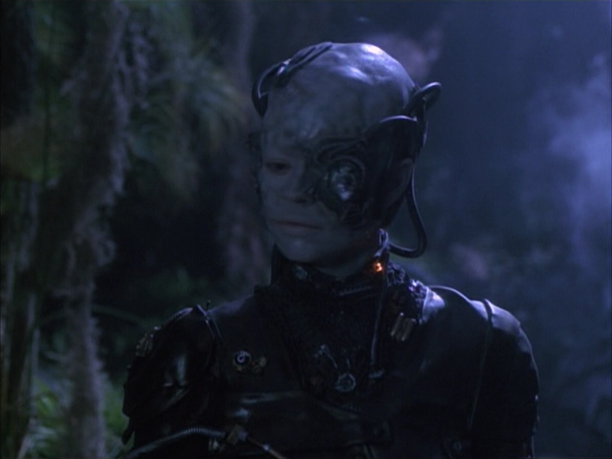 extant_StarTrek_VOY_6x02-SurvivalInstinct_00084.jpg