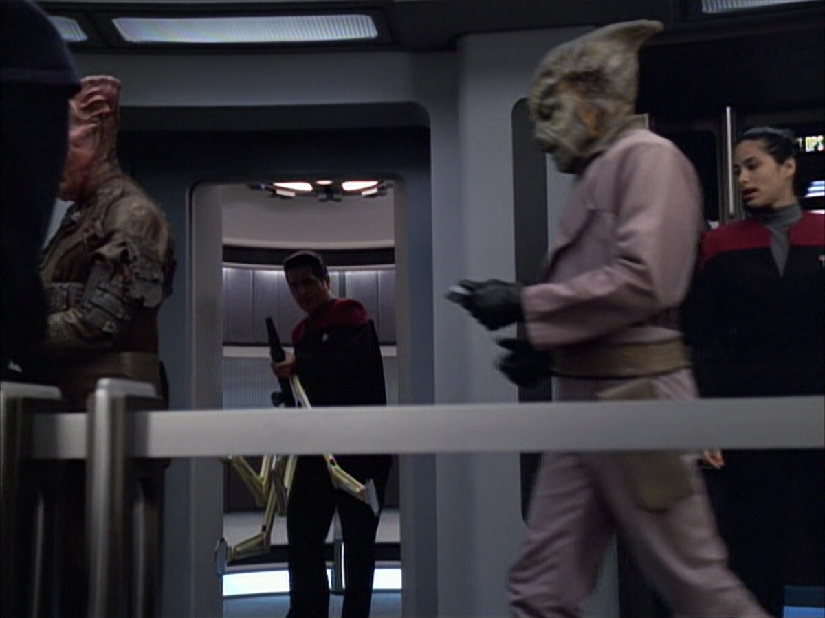 extant_StarTrek_VOY_6x02-SurvivalInstinct_00285.jpg