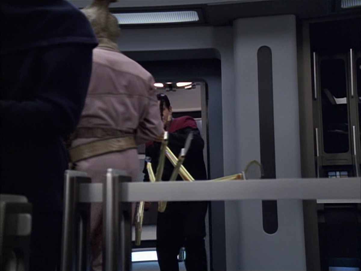 extant_StarTrek_VOY_6x02-SurvivalInstinct_00287.jpg