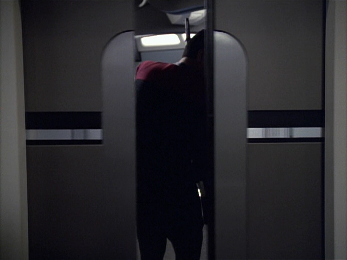 extant_StarTrek_VOY_6x02-SurvivalInstinct_00301.jpg