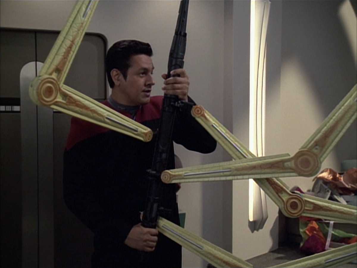 extant_StarTrek_VOY_6x02-SurvivalInstinct_00327.jpg