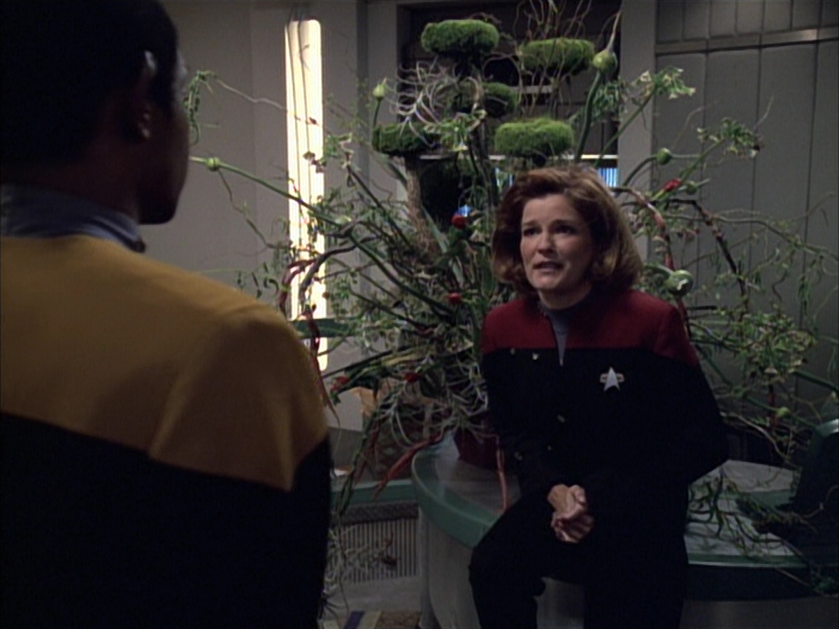 extant_StarTrek_VOY_6x02-SurvivalInstinct_00363.jpg