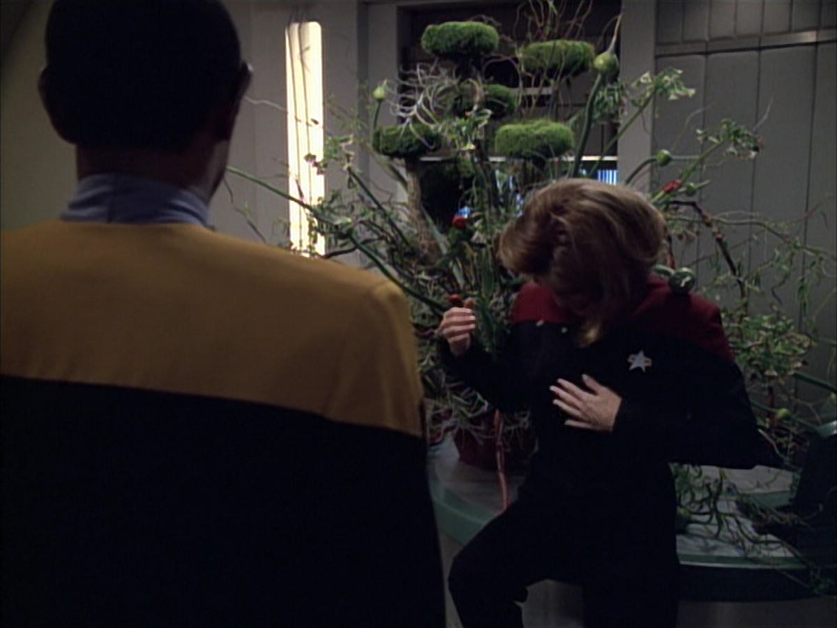 extant_StarTrek_VOY_6x02-SurvivalInstinct_00365.jpg