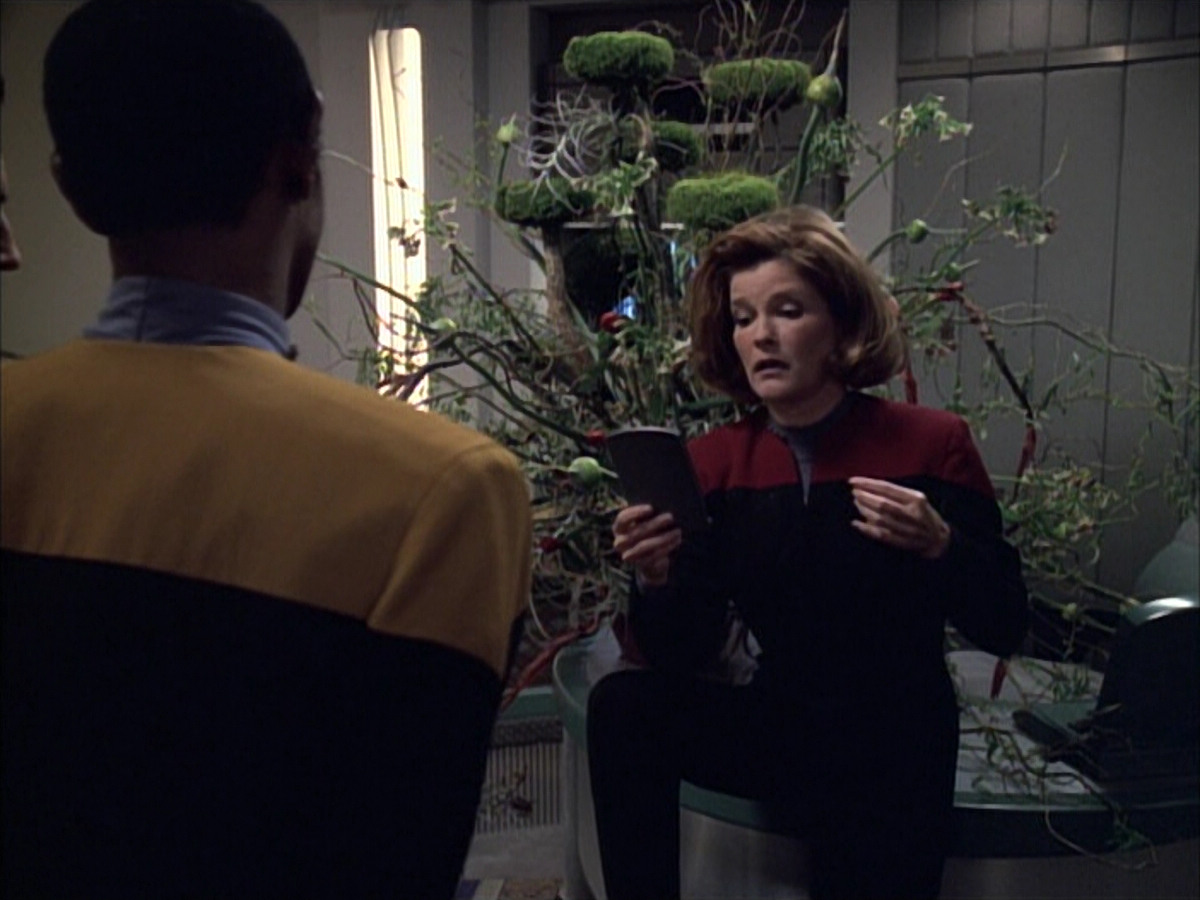 extant_StarTrek_VOY_6x02-SurvivalInstinct_00390.jpg