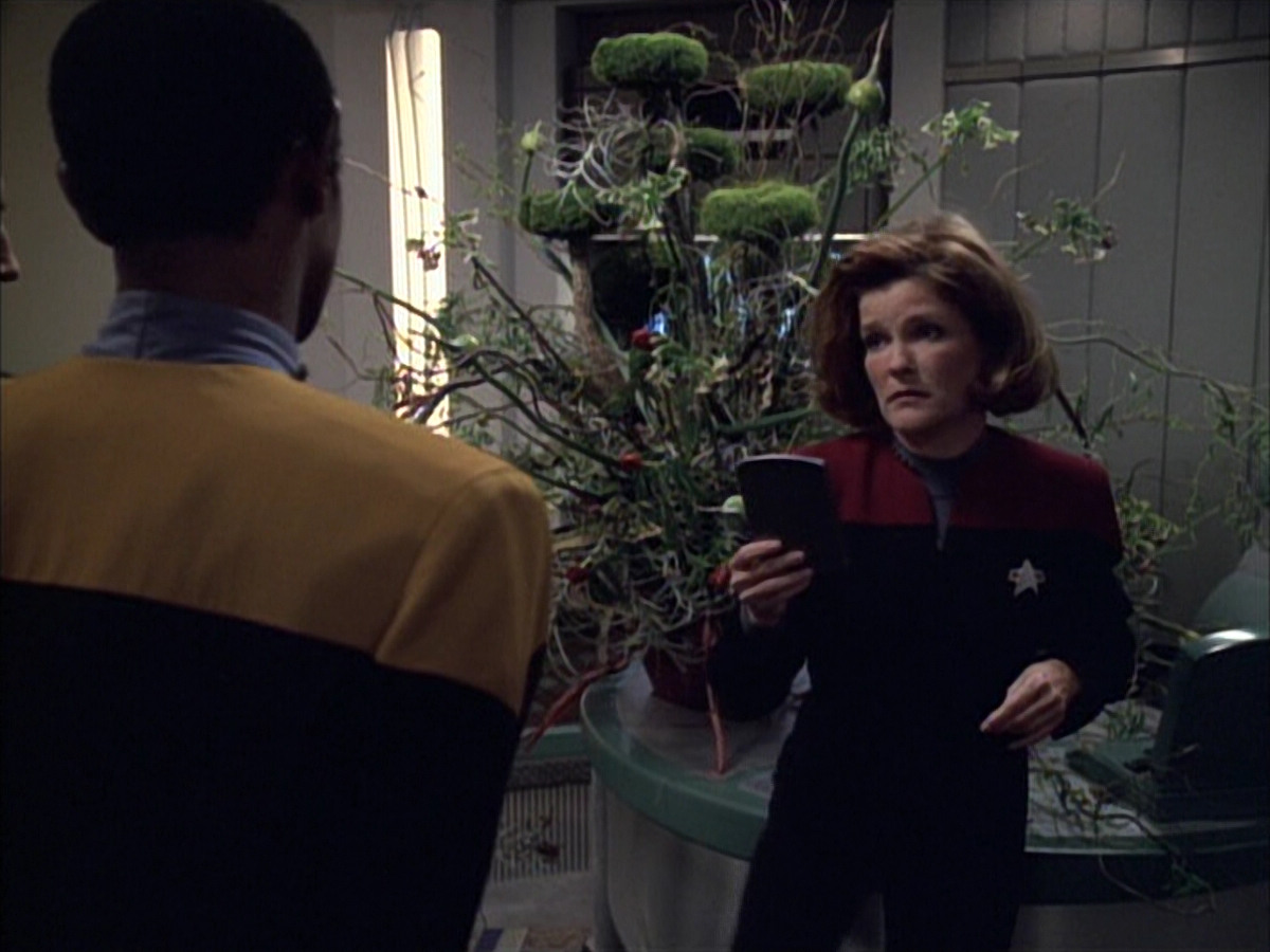 extant_StarTrek_VOY_6x02-SurvivalInstinct_00392.jpg