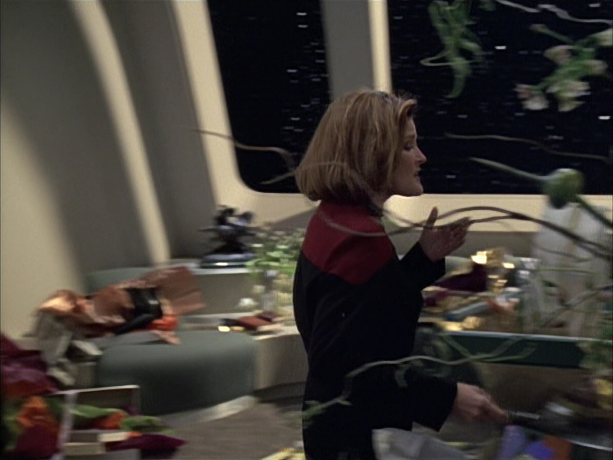extant_StarTrek_VOY_6x02-SurvivalInstinct_00420.jpg