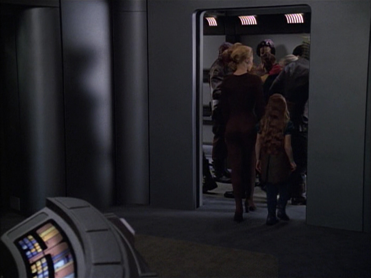 extant_StarTrek_VOY_6x02-SurvivalInstinct_00488.jpg