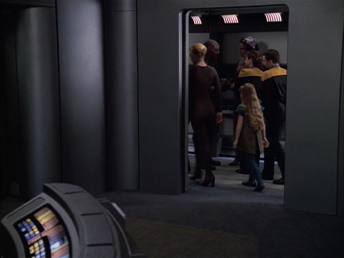 extant_StarTrek_VOY_6x02-SurvivalInstinct_00490.jpg