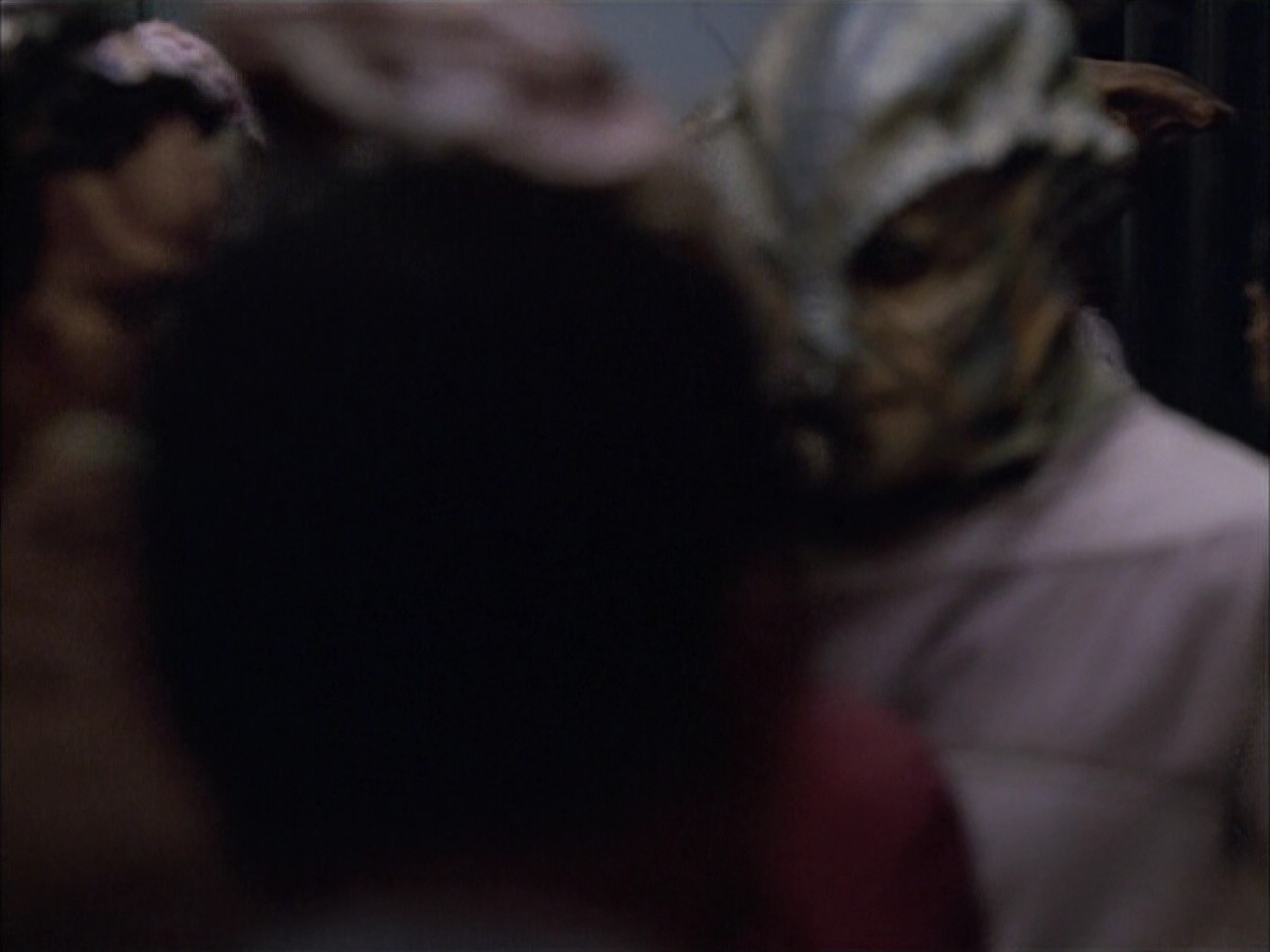 extant_StarTrek_VOY_6x02-SurvivalInstinct_00506.jpg