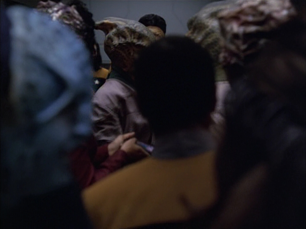 extant_StarTrek_VOY_6x02-SurvivalInstinct_00510.jpg