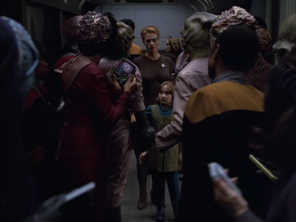extant_StarTrek_VOY_6x02-SurvivalInstinct_00511.jpg