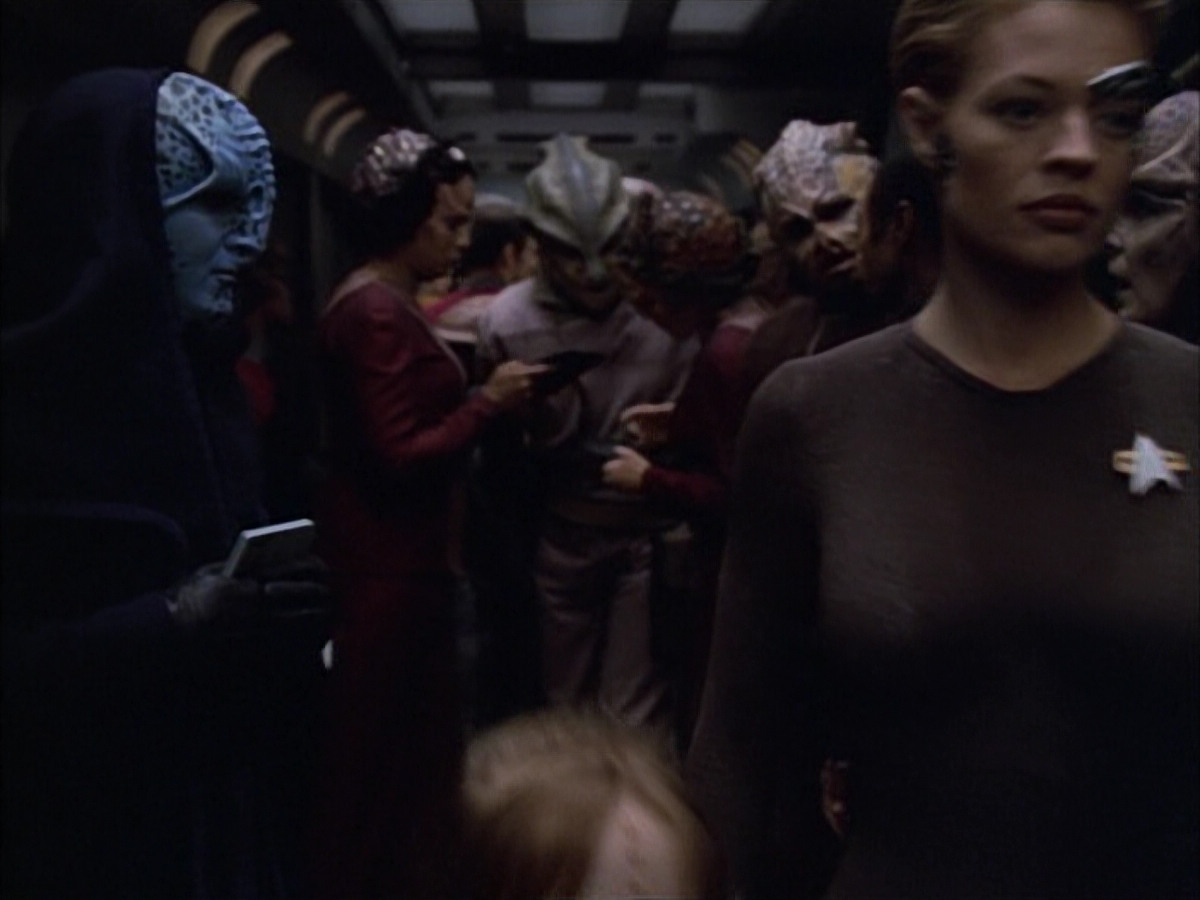 extant_StarTrek_VOY_6x02-SurvivalInstinct_00521.jpg