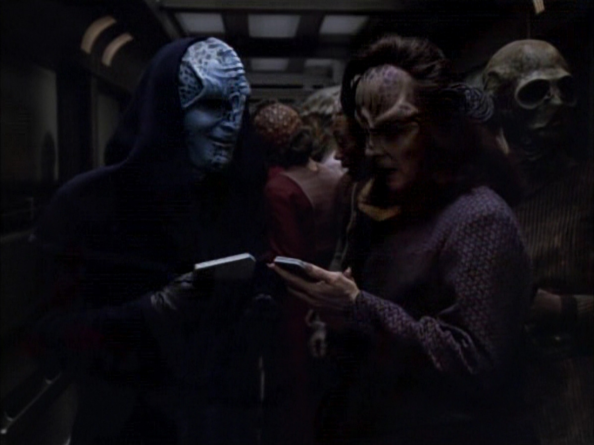 extant_StarTrek_VOY_6x02-SurvivalInstinct_00523.jpg