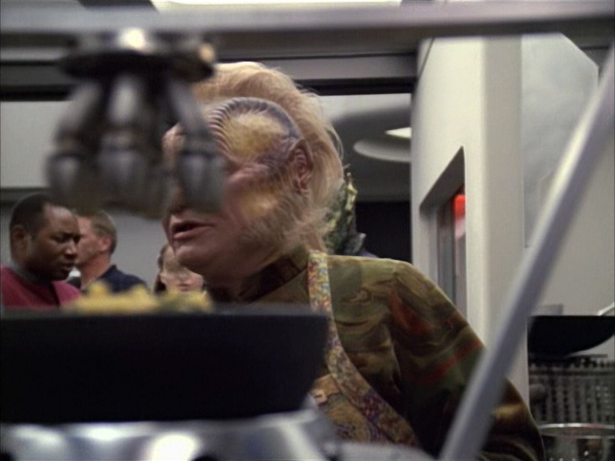 extant_StarTrek_VOY_6x02-SurvivalInstinct_00527.jpg