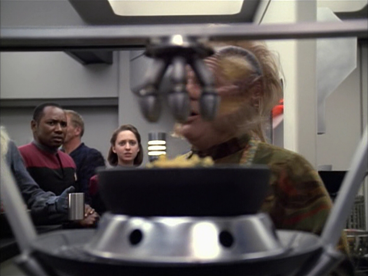 extant_StarTrek_VOY_6x02-SurvivalInstinct_00528.jpg
