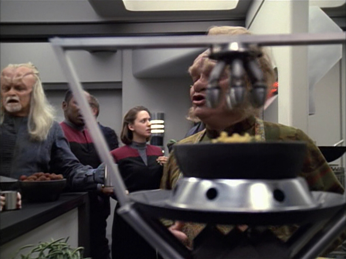 extant_StarTrek_VOY_6x02-SurvivalInstinct_00529.jpg